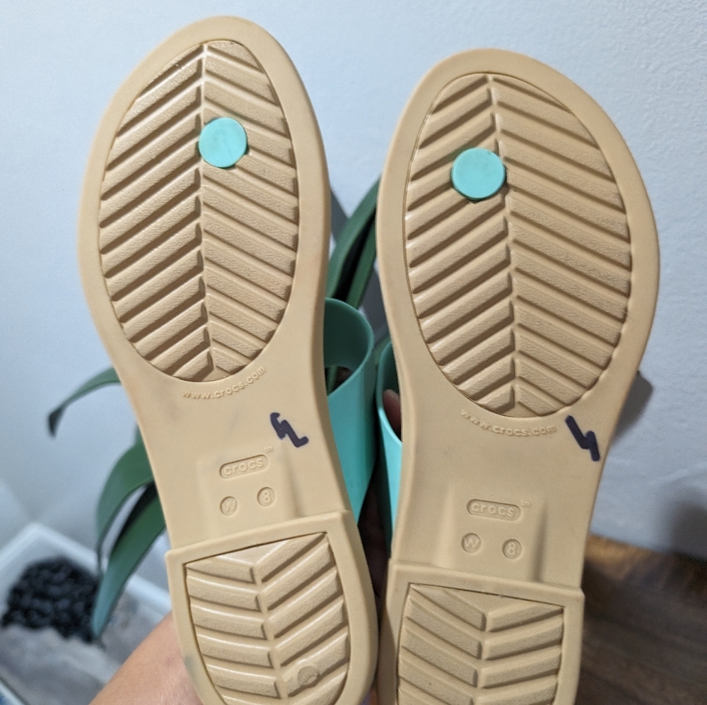 Crocs classic V2 flip flops women's size 8 - Picture 5 of 7